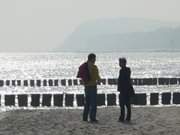 Das Osterfest erwarten: Strandwanderer zwischen den Usedomer Seebdern ckeritz und Bansin.