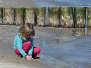 Im Spiel vllig vertieft: Strandsand, Sonne und Ostsee.