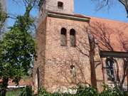 Hbscher Ort im Hinterland der Insel Usedom: Mellenthin und die Dorfkirche.