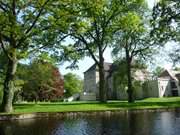 Blick ber den Burggraben: Das Wasserschloss Mellenthin im Hinterland.