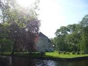 Eine riesige Blutbuche schmckt den Schlosspark: Wasserschloss Mellenthin.