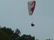 Flug ber der Steilkste: Ein Gleitschirmflieger navigiert am Langen Berg.