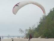 Gelandet auf dem Ostseestrand: Gleitschirmflieger bei Bansin.