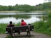 Rast auf der Wanderung: Der Kstenradwanderweg fhrt am Klpinsee entlang.