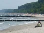 Zwischenstopp auf einer Strandwanderung: Blick auf die Ostsee.