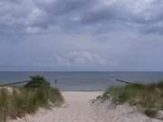 Dunkle Wolken ber der Ostsee: Am Strand von Zempin.