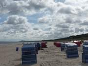 Strandkrbe und Wolken: Auf dem Strand zwischen Trassenheide und Zinnowitz.