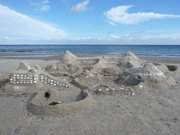 Sandburg in Trassenheide: Phantasievolle Kleinkunst am Ostseestrand.