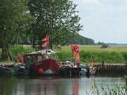 Fischeboot und Netzstangen: Achterwasserhafen des Bernsteinbades Loddin.