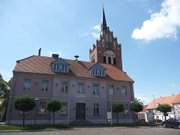 Auf dem Marktplatz der Stadt Usedom: Rathaus und Kirche.