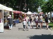 Klpinseer Strandstrae: Handwerksmarkt im Sommer.