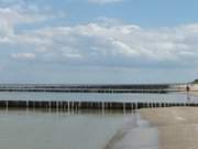 Windstille ber der Ostsee: Am Strand des Bernsteinbades Zempin.