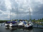 Theatralische Beleuchtung: Der Loddiner Hafen am Achterwasser.