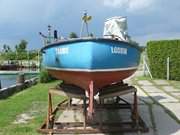 Taube, trockengelegt: Fischerboot am Achterwasserhafen von Loddin.