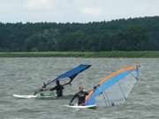 Wassersport auf der Insel Usedom: Surfschler am Achterwasserhafen von ckeritz.