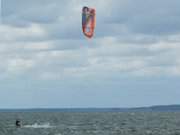 Wassersport am Achterwasserhafen ckeritz: Kiter auf dem Achterwasser.