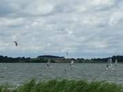 Surfer und Kiter auf dem Achterwasser: Wassersportparadies Usedom.