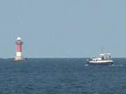 Weit drauen in der Ostsee steht dieser Leuchtturm.