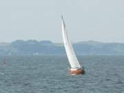 Insel Rgen im Hintergrund: Segelboot auf dem Greifswalder Bodden.