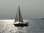 Segelboot zwischen Rgen und Usedom: Wassersport auf dem Greifswalder Bodden.