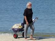 Nach dem Sonnenbad: Abrcken vom Ostseestrand bei Zinnowitz auf Usedom.