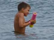 Mit der Wasserpistole in der Ostsee: Badespa am Strand von Bansin.