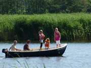 Familienausflug auf dem Achterwasser: Wassersport auf Usedom.