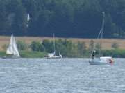 Zwischen ckeritz und Stagnie: Segelboote auf dem Achterwasser.
