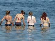 Angenehme Wassertemperatur: Mdchen im Ostseewasser bei Zempin.