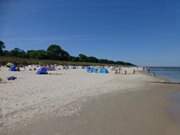 Viele Besucher am Ostseestrand des Seebades Zempin auf Usedom.