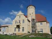 Schloss Stolpe im Haffland Usedoms: Letzte Arbeiten an der Fassade.