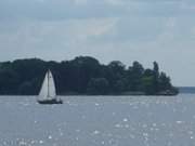 Aus dem Stettiner Haff in die Kaiserfahrt: Segelboot auf dem Weg nach Swinemnde.