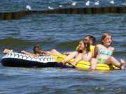 Schlauchboot im Ostseewasser: Strandurlaub nahe des Ostseebades Bansin.