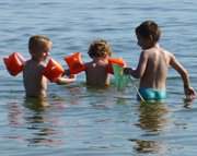 Die letzten Ferientage auf Usedom: Badende Kinder im Ostseebad Zinnowitz.