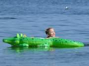 Ungetrbte Lebensfreude: Baden im blauen Ostseewasser.