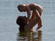 Vergngliches Bad im Ostseewasser: Kleinkind im Seebad ckeritz.