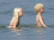 Warmes Ostseewasser: Badespa am Strand von Stubbenfelde auf Usedom.