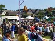 Musik, Tanz, Speisen und Kunstgewerbe: Loddiner Festplatz am Achterwasser.