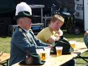Kühles Bier in Uniform: Schützenvereinsmitglieder auf dem Loddiner Festplatz.
