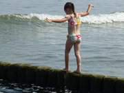 Balanceakt: Mädchen auf einer Buhne in der Ostsee.