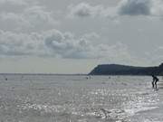 Spiegelndes Ostseewasser: Am Strand von Klpinsee.