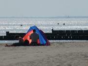 Eher Sonnenschutz als Windfang: Ein Urlaubstag am Ostseestrand.