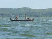 Und im Usedom-Urlaub frischer Fisch: Fischer auf dem Achterwasser.