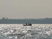 Traditioneller Erwerbszweig auf Usedom: Fischerboot auf dem Achterwasser.