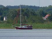 Wassersport auf dem Achterwasser: Segelboot bei Ltten Ort.