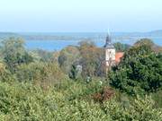 Feininger-Kirche und Schmollensee: Blick vom Benzer Mhlenberg.