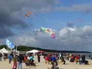 Viele Urlaubsgste besuchen das Drachenfest im Ostseebad Karlshagen.