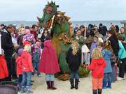 Der Kampf mit dem Drachen: Spektakel am Ostseestrand von Karlshagen.