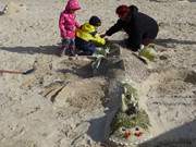 Fabelwesen am Ostseestrand: Kinderspiel im Bernsteinbad Zempin.