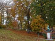 Kaiser im Herbstlaub: An der Strandpromenade des Ostseebades Heringsdorf.